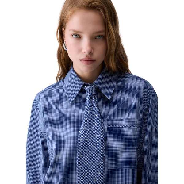 Camicia check Donna con cravatta dettaglio modella frontale