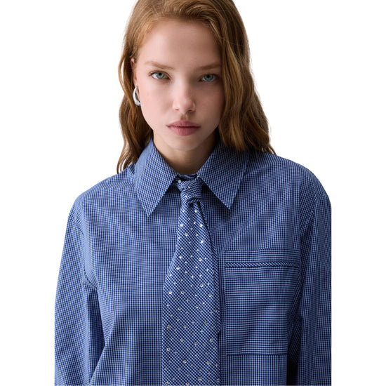 Camicia check Donna con cravatta dettaglio modella frontale
