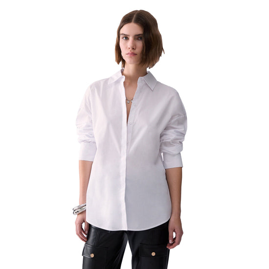 Camicia Donna con spacco retro in colore bianco modella frontale
