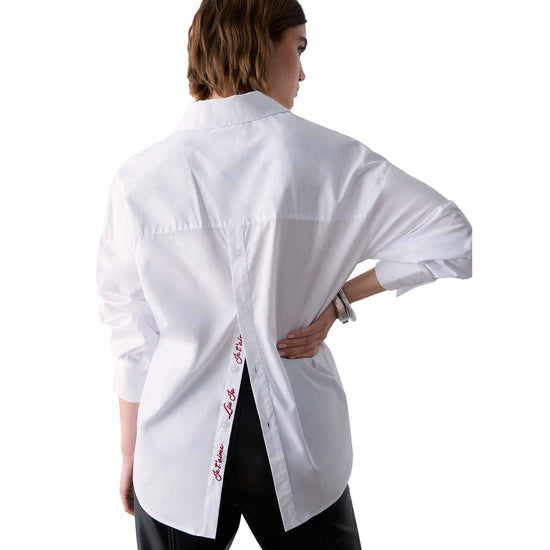 Camicia Donna con spacco retro in colore bianco modella retro