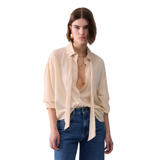 Camicia Donna con fiocco sur ton color panna modella frontale 