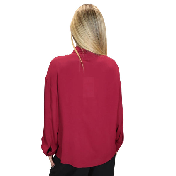Camicia Donna con fiocco tinta unita rosso, modella retro