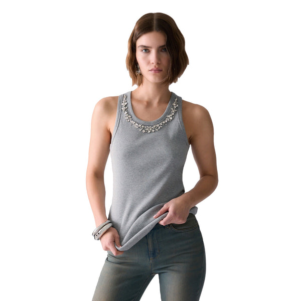 Top grigio Donna con gioielli su scollo modella frontale