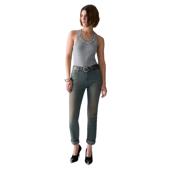 Top grigio Donna con gioielli su scollo modella frontale intera