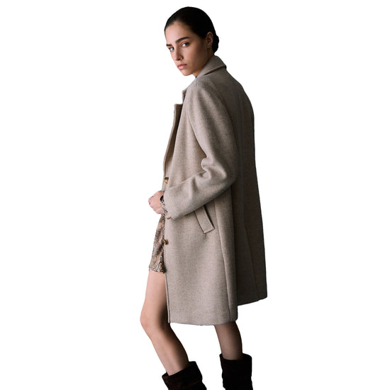 Cappotto midi Donna con bottoni Beige, modella laterale