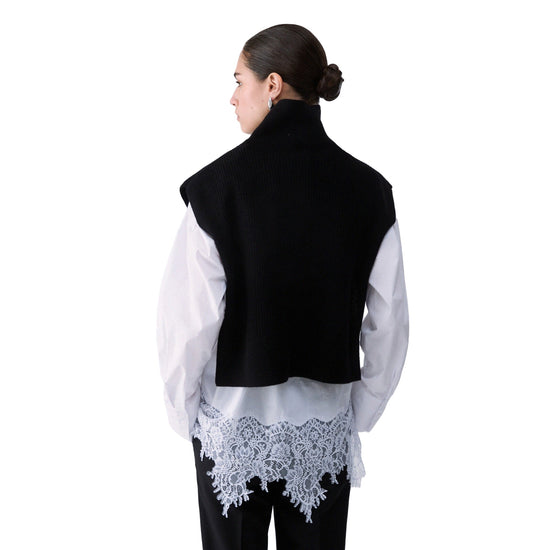 Gilet in maglia Donna con gioiello nero modella retro