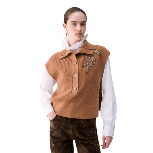 Gilet in maglia Donna con gioiello marrone modella frontale