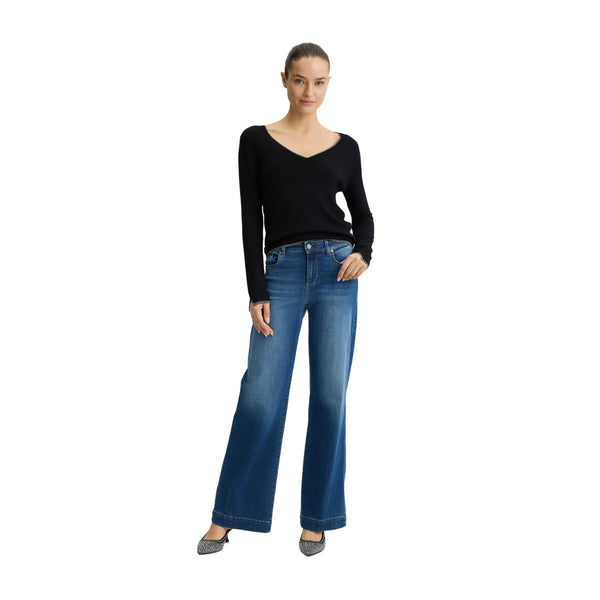 Maglia Nera da Donna con scollo a V modella intera frontale