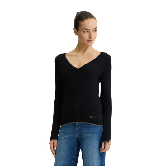 Maglia Nera da Donna con scollo a V modella frontale