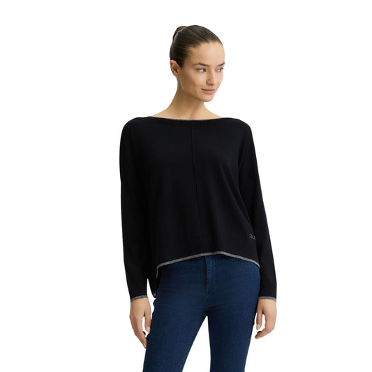 Maglia Nera in lurex con scollo a barca modella frontale