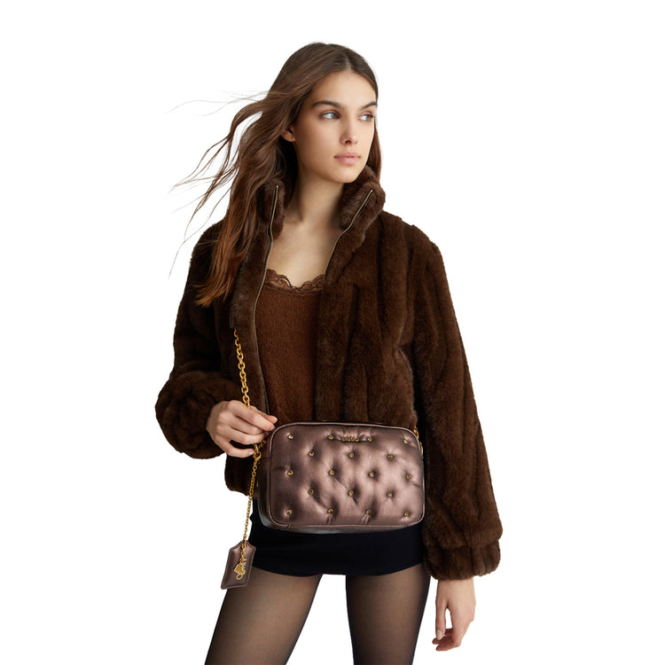 Modella con Borsa Crossbody media Marrone