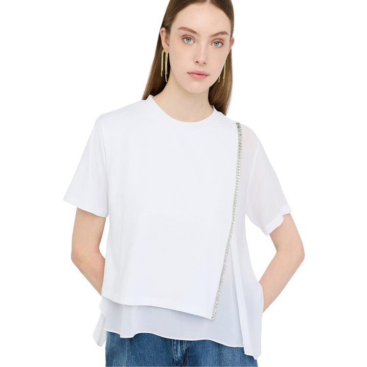 T-shirt Donna dal taglio asimmetrico Bianco modella frontale ravvicinata