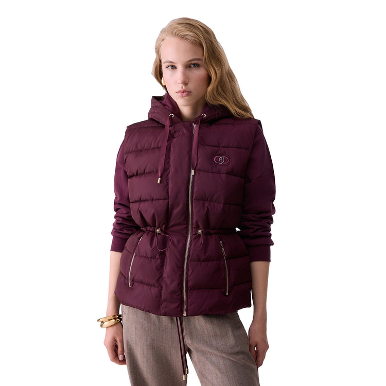 Gilet Donna trapuntato con coulisse bordeaux modella frontale