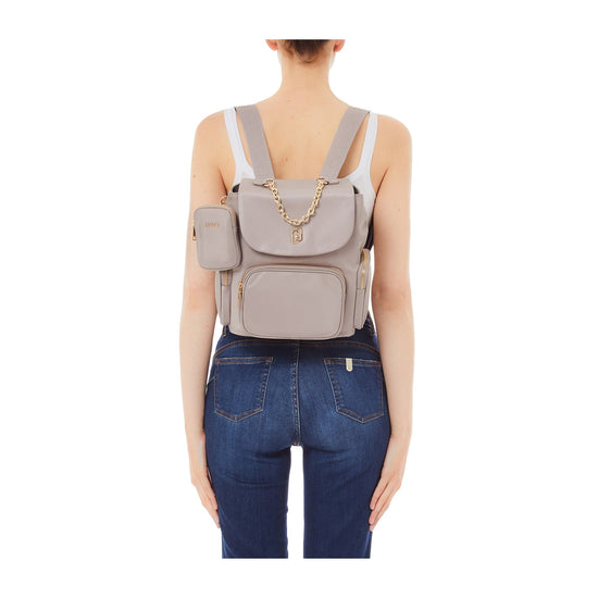 Zaino Donna con catena e tre tasche su modella