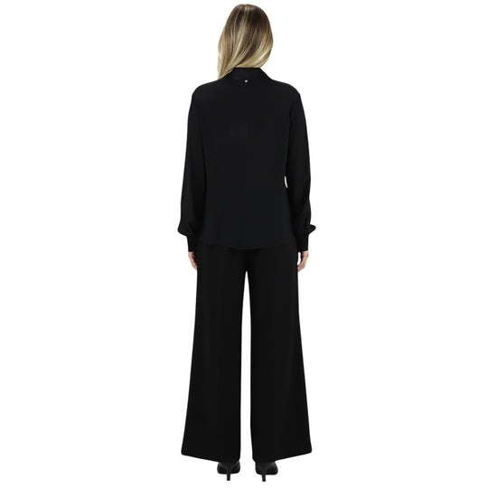 Camicia Donna in crêpe de chine Nero modella retro