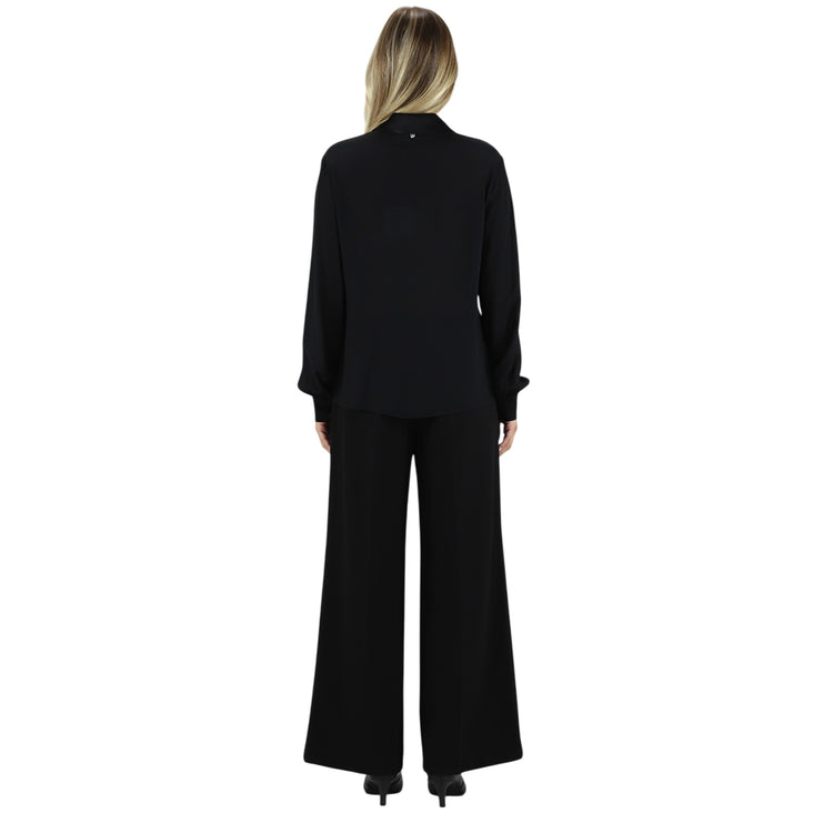 Camicia Donna in crêpe de chine Nero modella retro