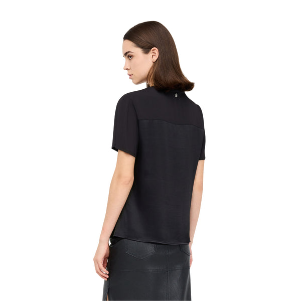 Blusa Donna in raso a maniche corte nero modella retro