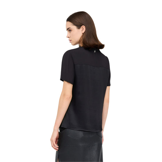 Blusa Donna in raso a maniche corte nero modella retro