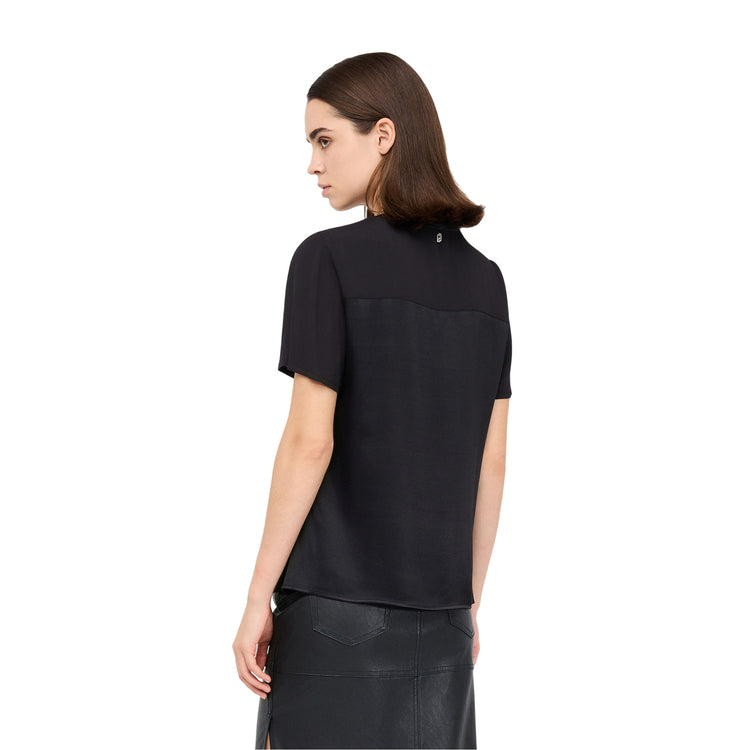 Blusa Donna in raso a maniche corte nero modella retro