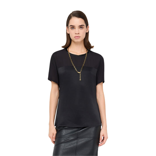 Blusa Donna in raso a maniche corte nero modella frontale