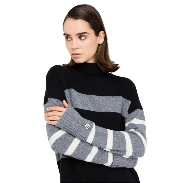 Abito corto Donna in lana a righe modella frontale ravvicinata