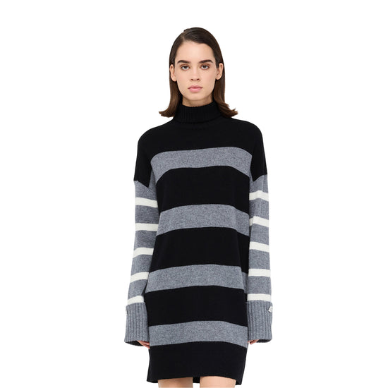 Abito corto Donna in lana a righe modella frontale