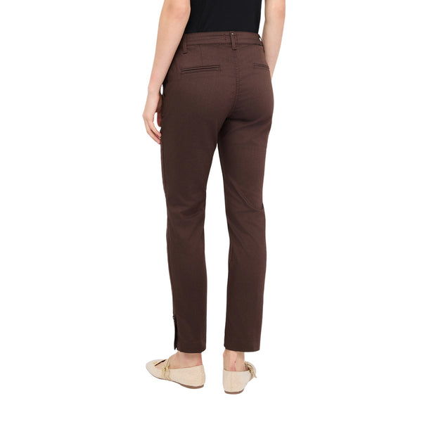 Pantaloni Chino da Donna Slim fit Marrone modella retro