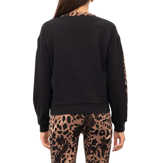 Felpa Donna Nero con dettagli animalier modella retro